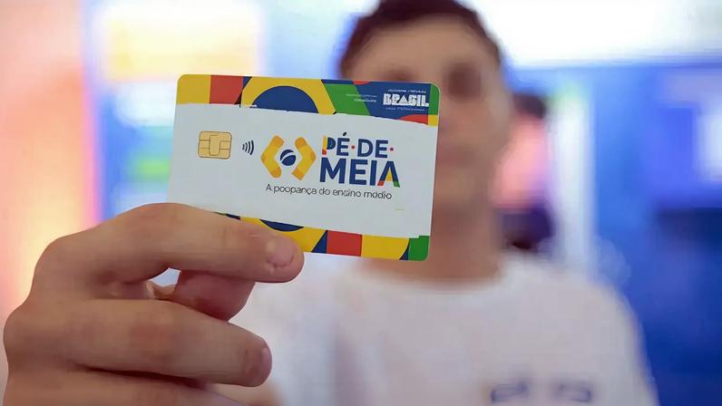 Pessoa segura o cartão do programa Pé de Meia. Foto: MEC/Divulgação