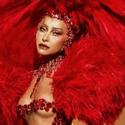 Sabrina Sato desfila na Sapucaí com fantasia discreta