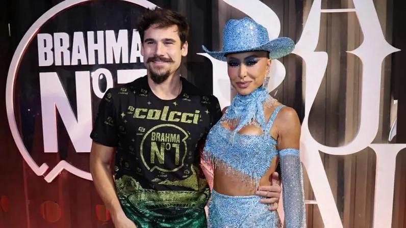 Nicolas Prates e Sabrina Sato em camarote da Sapucaí no Carnaval (Foto: Lucas Ramos)