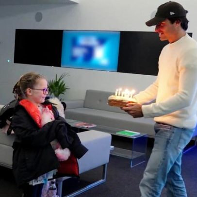 Sainz entrega bolo a fã mirim que lhe desejou boa sorte na F1 com unicórnio