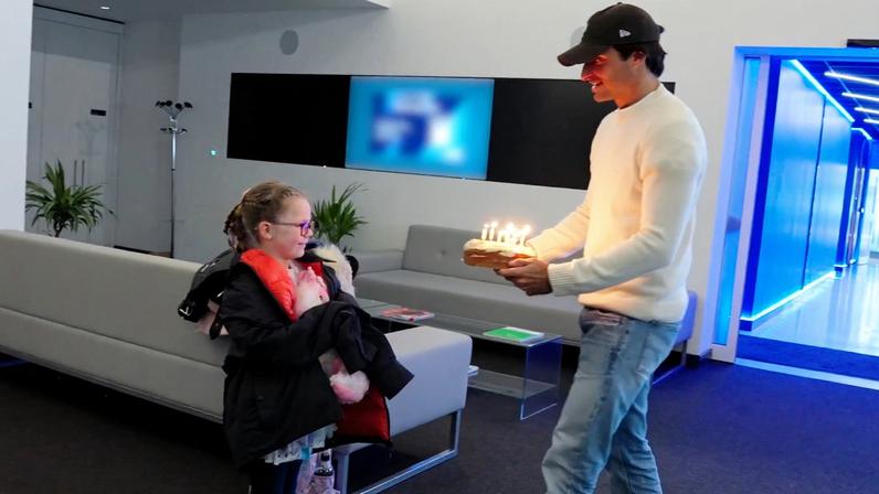 Sainz entrega bolo de aniversário para pequena fã Thea — Foto: Reprodução