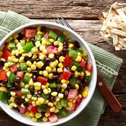 10 Saladas proteicas e refrescantes para dias quentes