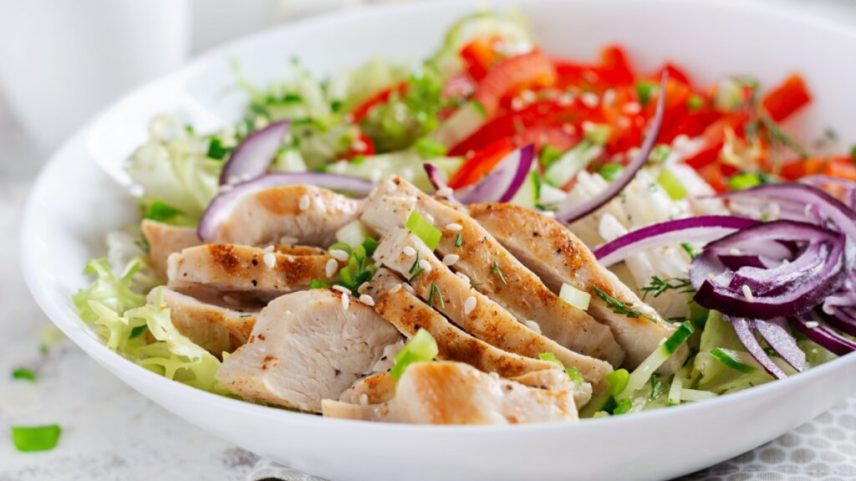 Salada com frango grelhado (Imagem: Timolina | Shutterstock)