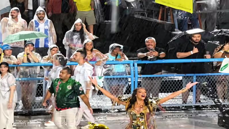 Fran Gil e a filha acompanharam Alane no ensaio técnico na Sapucaí