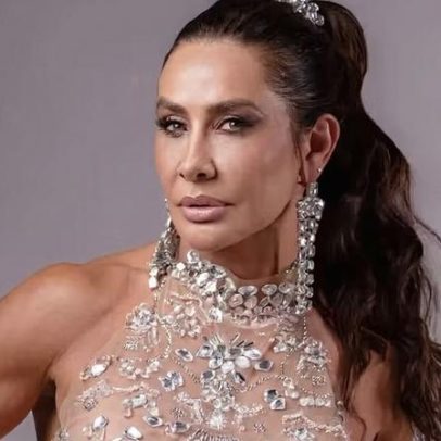 Scheila Carvalho exibe look transparente durante folia