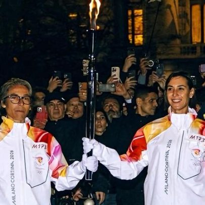 Schiavone e Pennetta levam a tocha até a catedral; Sinner verifica ingressos