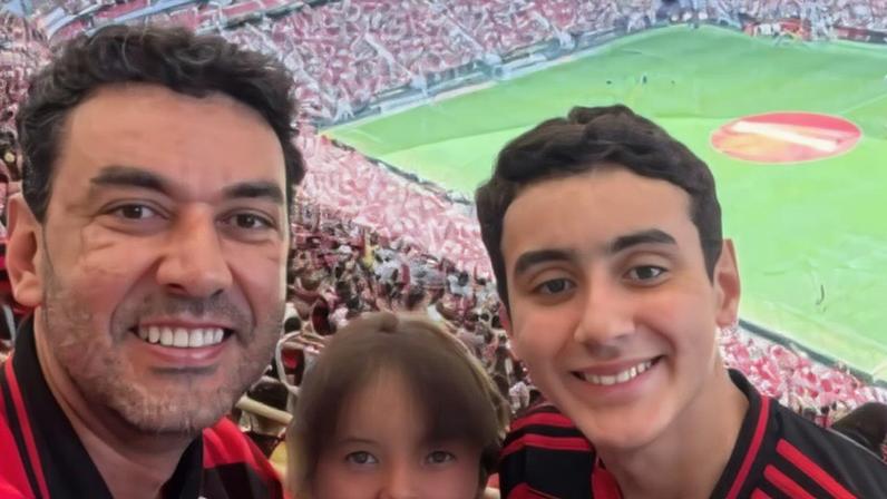 Thales Machado com os seus filhos em um jogo de futebol • Reprodução