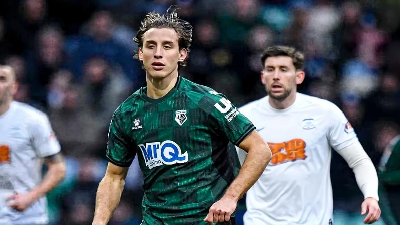 Edoardo Bove, do Watford, volta a jogar 13 meses depois de sofrer uma parada cardíaca em campo — Foto: Twitter/Watford