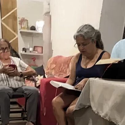 Casal celebra 10 anos de leitura diária da Bíblia e disciplina na Palavra