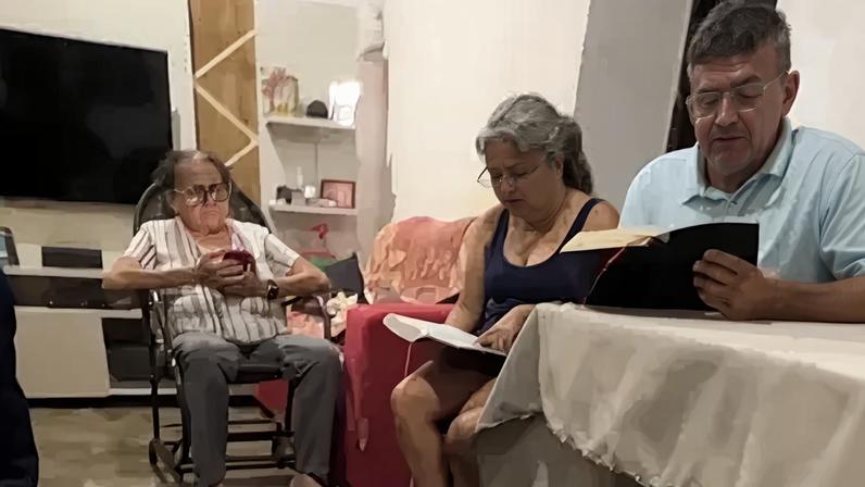 Casal inspira ao celebrar 10 anos de leitura diária da Bíblia: "Palavra é disciplina"