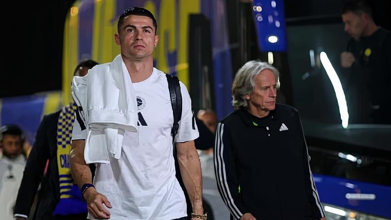Cristiano Ronaldo chega para o jogo do Al-Nassr contra o Al Fateh, pelo Campeonato Saudita — Foto: Twitter/Al-Nassr