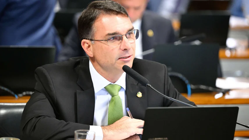 Senador Flávio Bolsonaro reverte temporariamente decisão judicial e mantém críticas ao PT nas redes sociais (Foto: Edilson Rodrigues/Agência Senado)