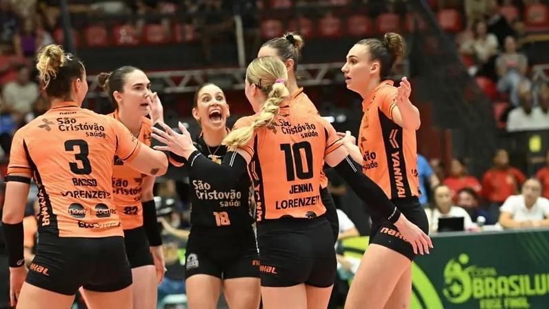 Osasco São Cristóvão Saúde ganhou seu quarto título da Copa Brasil de vôlei (Foto: Divulgação/ CBV)