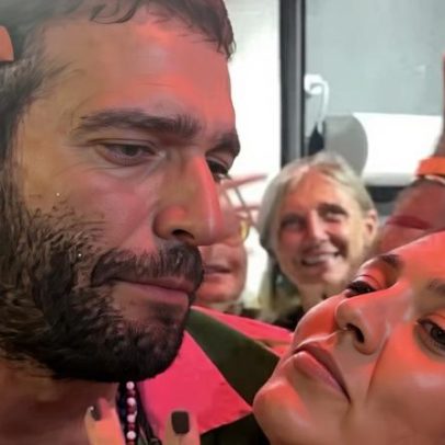 Humberto Carrão participa de bloco de rua com amigos no Rio