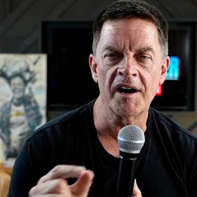 Jim Breuer contesta remoção da primeira classe pela American Airlines no portão