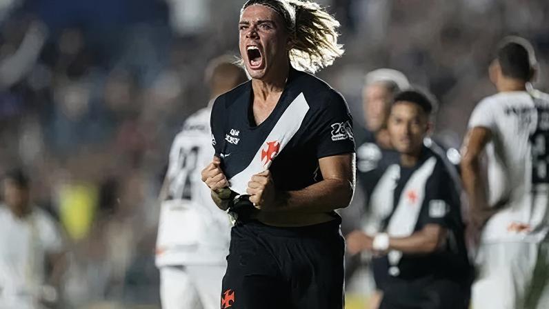 Spinelli comemora seu primeiro gol com a camisa do Vasco, na partida contra o Volta Redonda