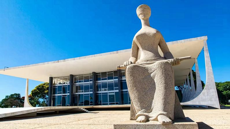 Escultura 'A Justiça', localizada em frente ao prédio do Supremo Tribunal Federal, na Praça dos Três Poderes, em Brasília — Foto: STF/Divulgação
