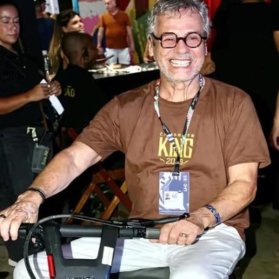 Carlinhos de Jesus vai a Sapucaí de cadeira motorizada após problema de saúde