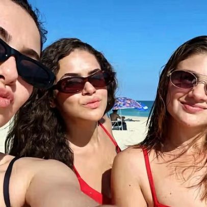 Klara Castanho reencontra Maisa e Debora Ozório em dia de praia