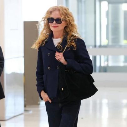 Nicole Kidman combina cachos naturais com visual Chanel no aeroporto de Sydney