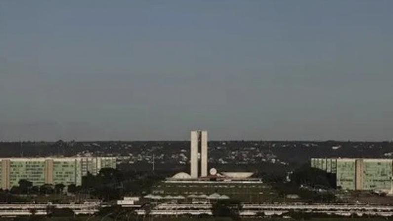 Esplanada dos Ministérios em Brasília com o Congresso Nacional ao fundo