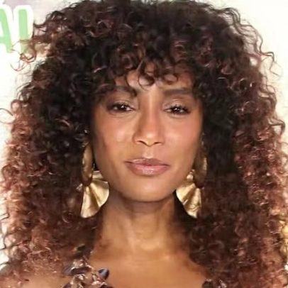 Taís Araújo aposta em look sereia com body decotado sob vestido de paetês
