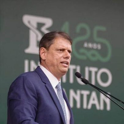 Butantan gera esperança na pandemia, diz Tarcísio em apoio a vacinas