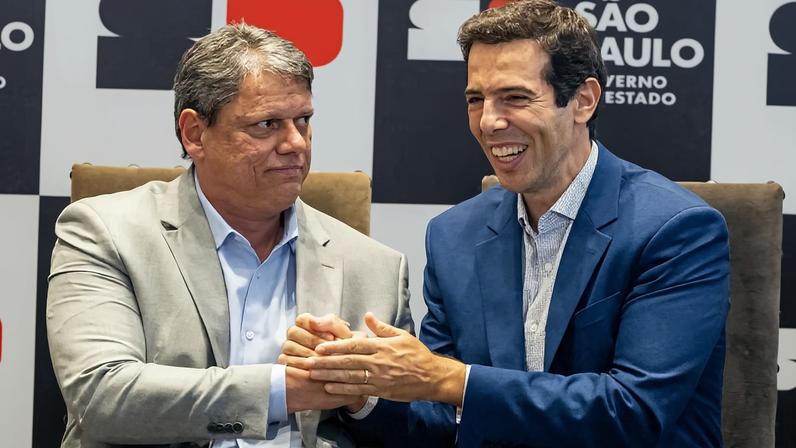 O governador Tarcísio de Freitas (Republicanos) e o secretário de educação, Renato Feder. Créditos: Flávio Florido/EducaçãoSP
