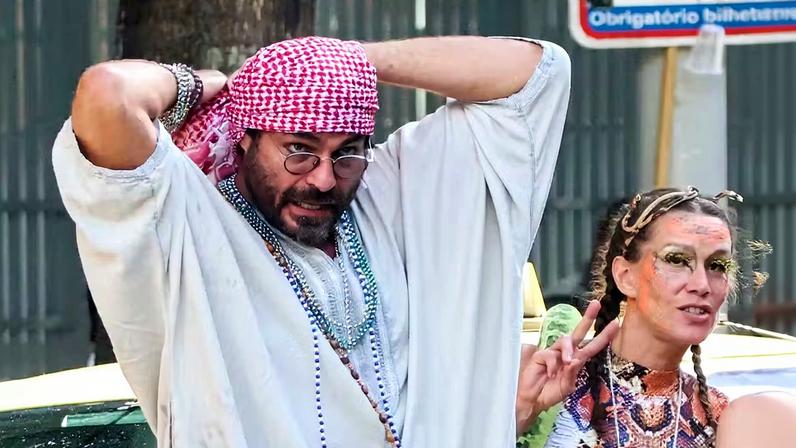 Thiago Lacerda e Vanessa Lóes capricham no visual para curtir bloquinho no Rio