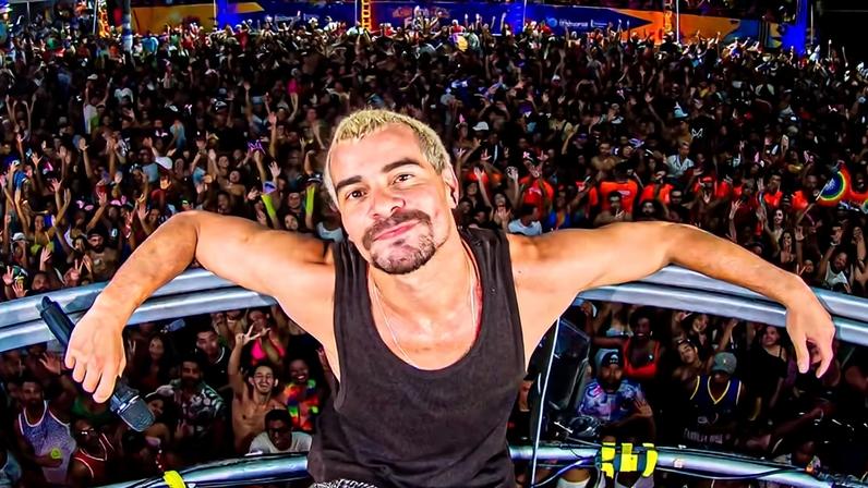 Thiago Martins comanda trio elétrico em Itaboraí (RJ)