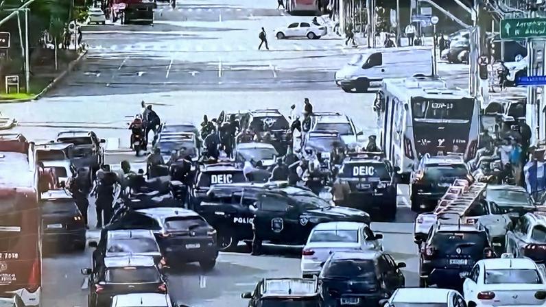 Imagens mostram viaturas da Polícia Civil na avenida Faria Lima