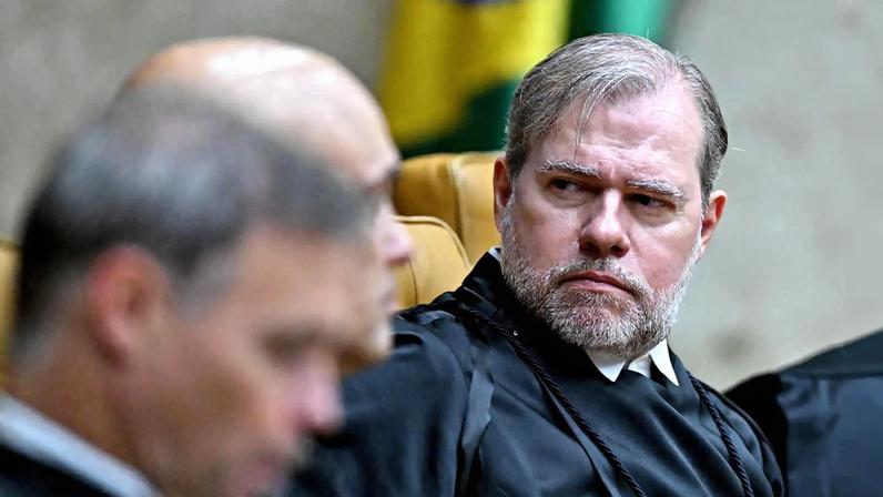 O ministro Dias Toffoli (à direita), do Supremo Tribunal Federal, durante a sessão de abertura do ano judiciário, no início de fevereiro (Foto: André Borges/EFE)