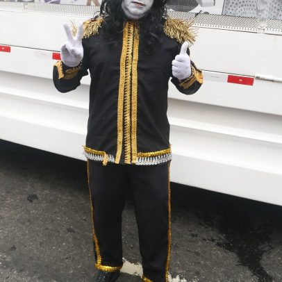 Tom Cavalcante usa fantasia de Michael Jackson em bloco no Rio