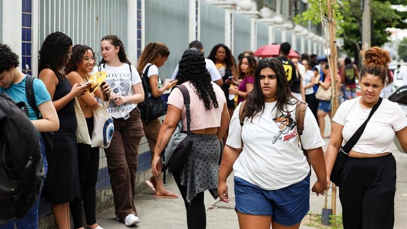 Estudantes aguardam abertura dos portões no segundo dia do Exame Nacional do Ensino Médio (Enem), no Cefet Maracanã, na zona norte do Rio de Janeiro. Foto: Tomaz Silva/Agência Brasil
