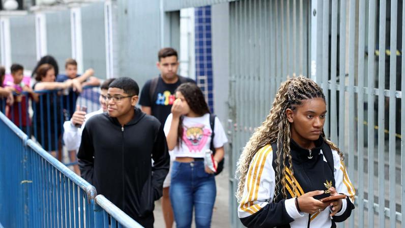 Rio de Janeiro (RJ), 16/11/2025 – Estudantes saem do segundo dia do Exame Nacional do Ensino Médio (Enem), no Cefet Maracanã, na zona norte do Rio de Janeiro. Foto: Tomaz Silva/Agência Brasil
