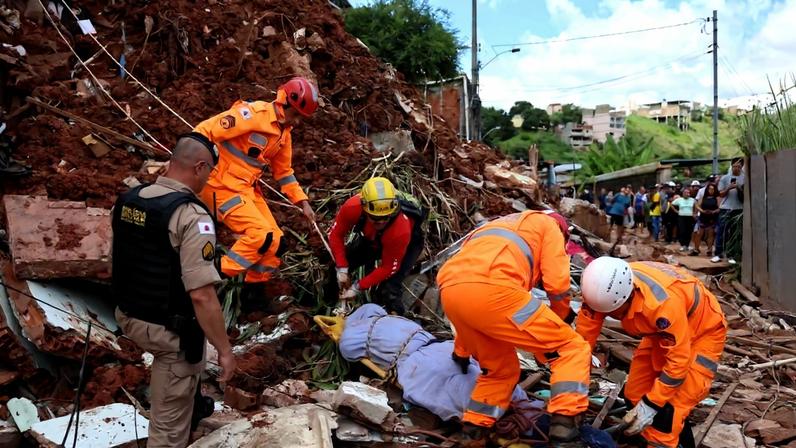 Bombeiros retiram corpo de escombros após fortes chuvas no bairro Cerâmica, na zona sudeste de Juiz de Fora – Foto: Tomaz Silva/Agência Brasil