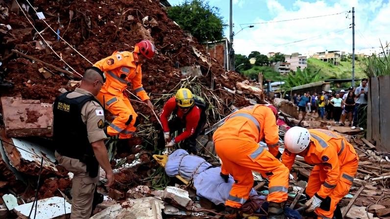 Bombeiros retiram corpo de escombros após fortes chuvas no bairro Cerâmica, na zona sudeste de Juiz de Fora – Foto: Tomaz Silva/Agência Brasil