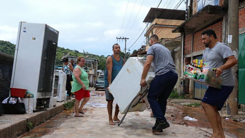 Juiz de Fora (MG), 25/02/2026 – Moradores retiram móveis de suas casas após fortes chuvas no bairro Cerâmica, na zona sudeste de Juiz de Fora. Foto: Tomaz Silva/Agência Brasil