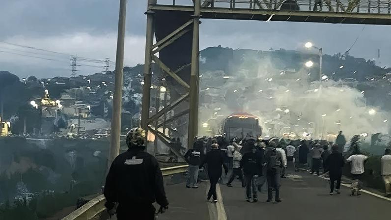 Torcedores da Mancha Verde, do Palmeiras, fazem emboscada contra torcedores da Máfia Azul, do Cruzeiro