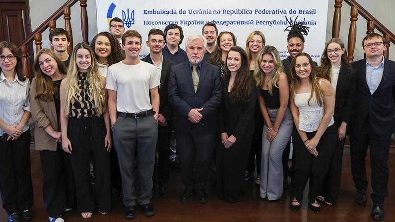 Na foto, trainees do Poder360, o ministro-conselheiro Oleg Vlasenko (ao centro) e os primeiros-secretários Oskar Slushchenko e Heorhii Erman