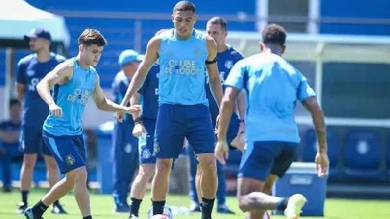 Jogadores em treino do Grêmio