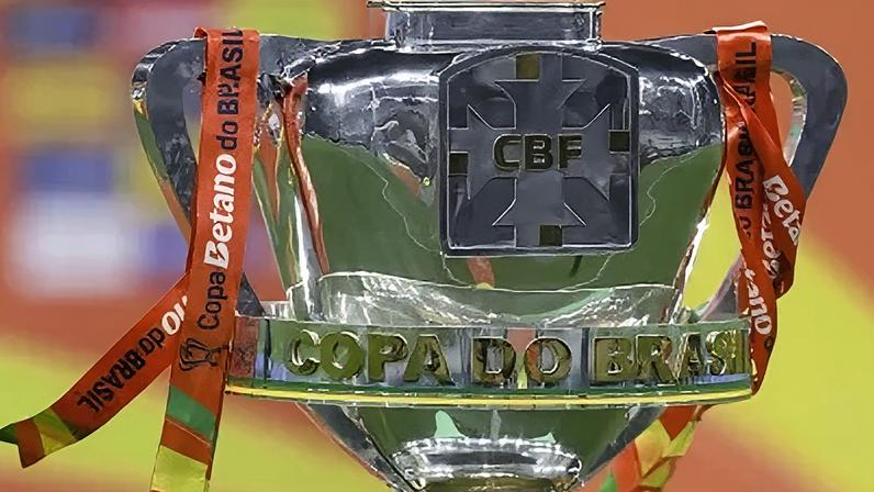 Troféu da Copa do Brasil na Neo Química Arena antes da final entre Corinthians e Vasco