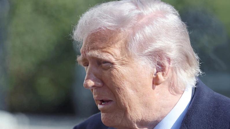 O presidente dos EUA, Donald Trump, durante conversa com jornalistas na Casa Branca nesta sexta (27). (Foto: Octavio Guzmán/EFE)