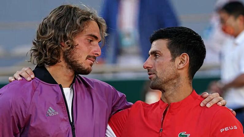 Stefanos Tsitsipas e Novak Djokovic (Foto: FFT)