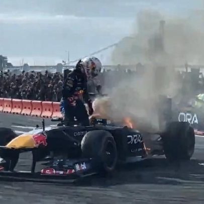 Carro de piloto de F1 pega fogo durante exibição nos EUA