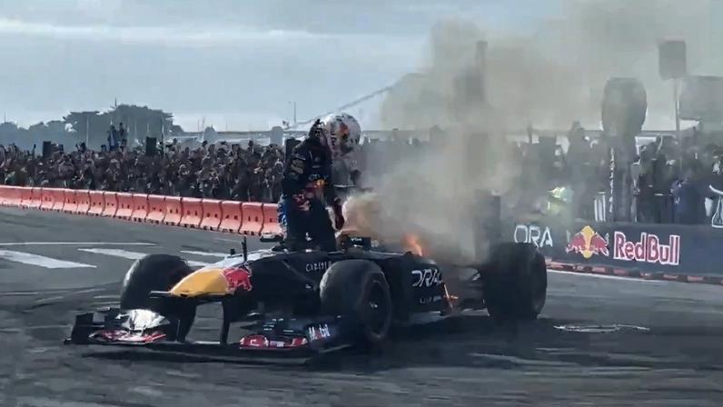 Carro de Tsunoda, reserva da Red Bull, pegou fogo durante evento de exibição nos EUA — Foto: Reprodução/Instagram/javier89martinez