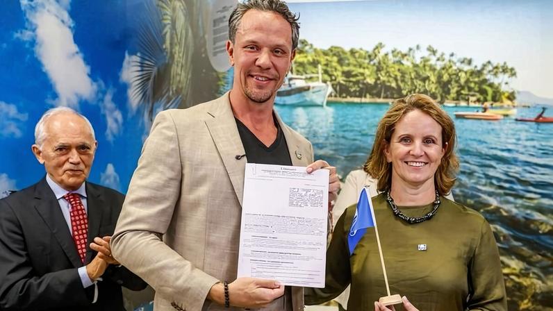 Bruno Reis, diretor de Marketing Internacional, Negócios e Sustentabilidade da Embratur, e Leana Bernardi, presidente do IAR