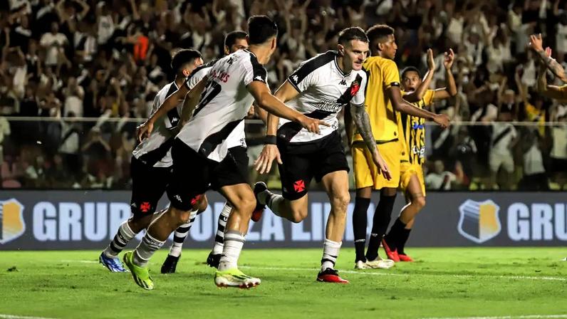 Jogadores do Vasco comemoram gol durante partida contra o Volta Redonda, válida pela 10ª rodada do Campeonato Carioca de 2024, realizada no Estádio Kleber Andrade (Foto: Mayra Ferreira dos Santos/Gazeta Press)