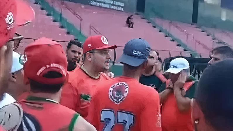 Membros de uma torcida organizada do Velo Clube cobraram o elenco no treino de quarta-feira em preparação para o duelo contra o Santos, na Vila Belmiro, pela última rodada do Paulistão
