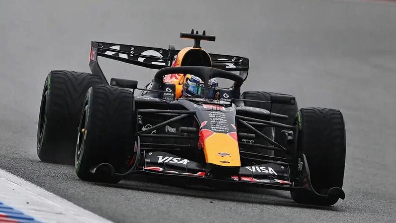 Max Verstappen no traçado de Barcelona (Foto: Reprodução/ X)